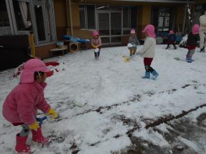 テラスで雪遊びをする子どもたち