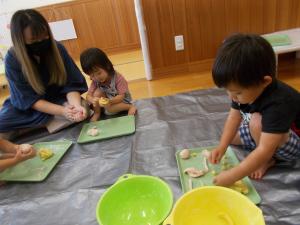 小麦粉粘土で遊んでいます。