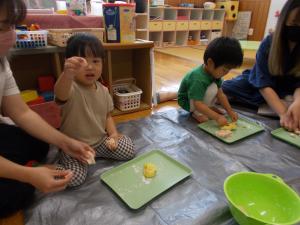 小麦粉粘土で遊んでいます。