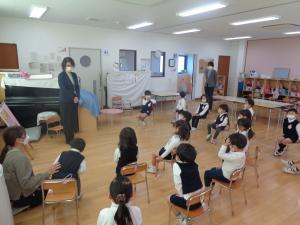 3歳児　園長先生の話を聞いています