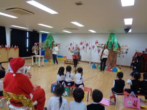 4歳児　クリスマス演奏会を楽しんでいます