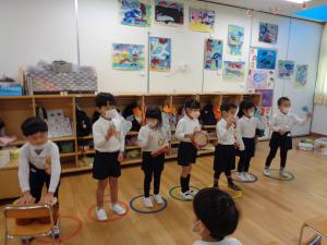 4歳児　合奏をしています