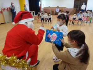 4歳児　プレゼントをもらっています