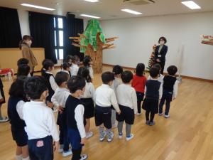 4歳児　園長先生の話を聞いています