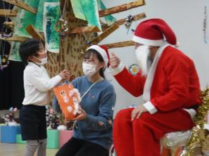 5歳児　サンタさんからプレゼントをもらっています