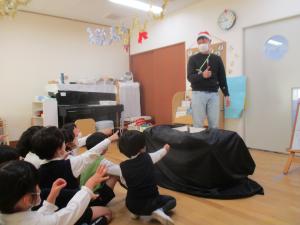 5歳児　マジックショーをしています