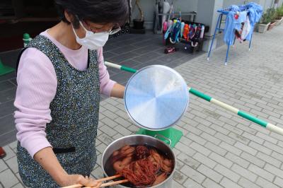 わださんが毛糸を煮込む