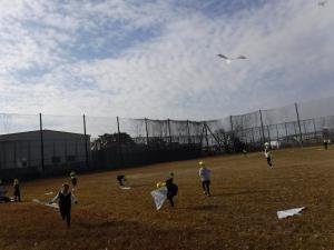 凧揚げしています。