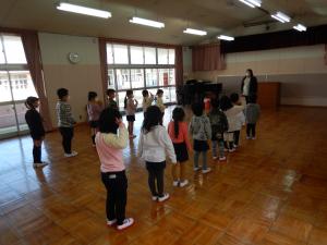 園長の話を聞いている