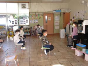 5歳児みんなの前ではなしている