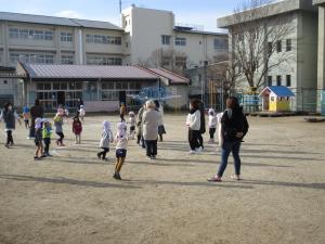 4歳児中当てをしている