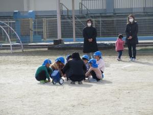 話し合いをしている5歳児
