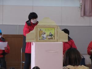 紙芝居を読んでもらっている