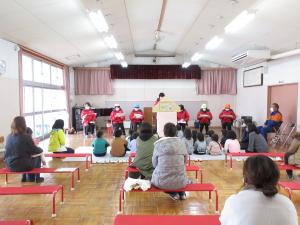 みんな真剣に見ている