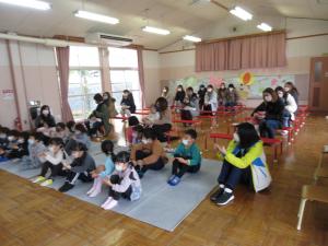 子ども達も真剣に見ている