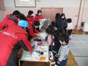 リュックの中身を見ている4歳児