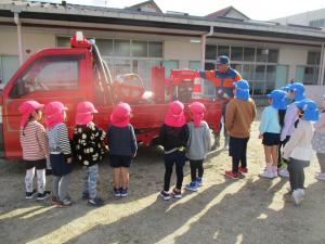 消防車を見ている4歳児