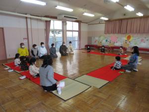 4歳児がお茶会に参加している