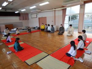 お茶会に参加している5歳児