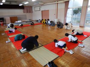 お辞儀をしている5歳児