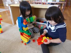 2歳児　ブロックで遊んでいます