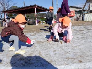 雪でアイスをつくるよ