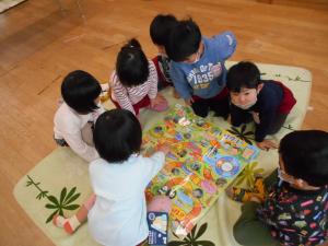 すごろくをして遊んでいる子ども達