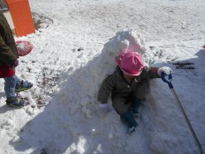 かまくらづくりをしている3歳児