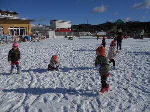 雪合戦をしているゆり組の子ども