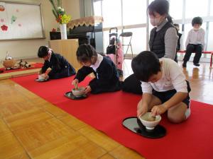 5歳児お茶を点てているところ