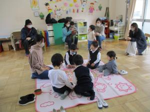 4歳児　カルタをしているところ