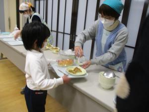 給食を取りに来ているところ