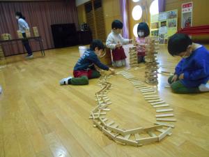 3歳児がカプラで線路をつくっています