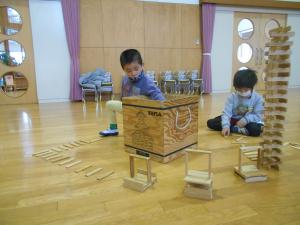 3歳児が集中してカプラをつんでいます