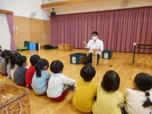 4歳児がカプラの先生の話を聞いています