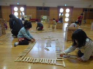 4歳児の線路ができてきました