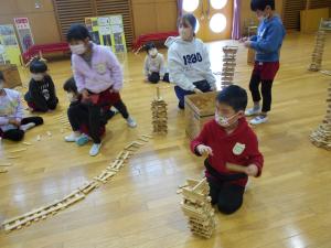 5歳児長い線路ができてきました