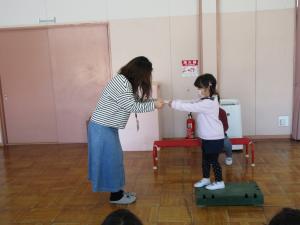 おうちの人からメッセ―ジをもらっている5歳児の女の子