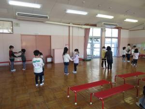 みんなでふれあい遊びをしている