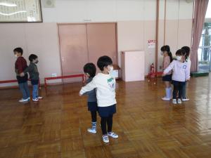 なべなべをしている