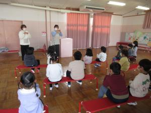 民生さんと手遊びをしている