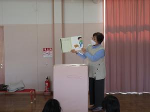 絵本を読んでもらっている
