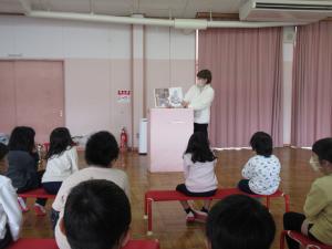 真剣な眼差しで聞いている