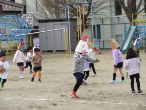 鬼の面をかぶって逃げている