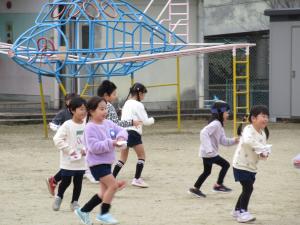 必死に豆をまく5歳児