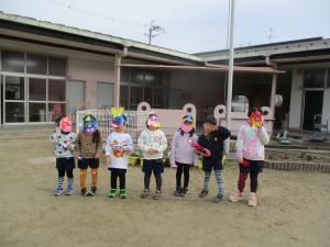 お面をかぶる4歳児