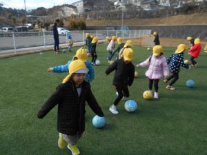 5歳児がドリブルをしています