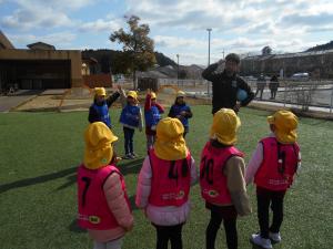 5歳女の子チームが試合のあいさつをしています