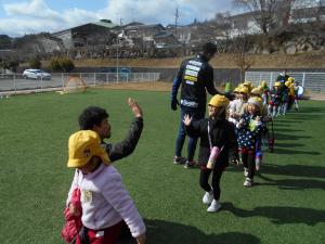 5歳児がコーチとハイタッチをしています