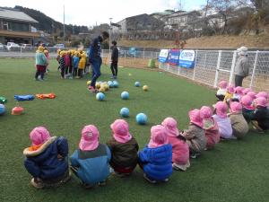 3歳児がサッカー教室の見学をしています